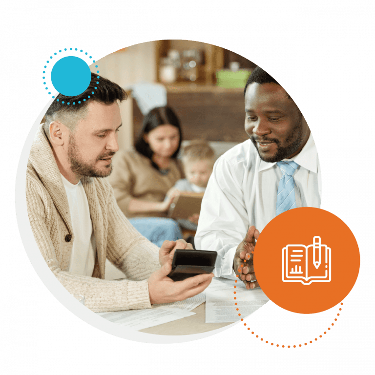 Deux hommes discutant autour de documents avec une famille en arrière-plan