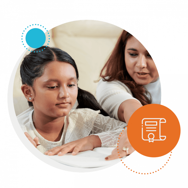 Élève attentive recevant l’accompagnement d’une tutrice à domicile