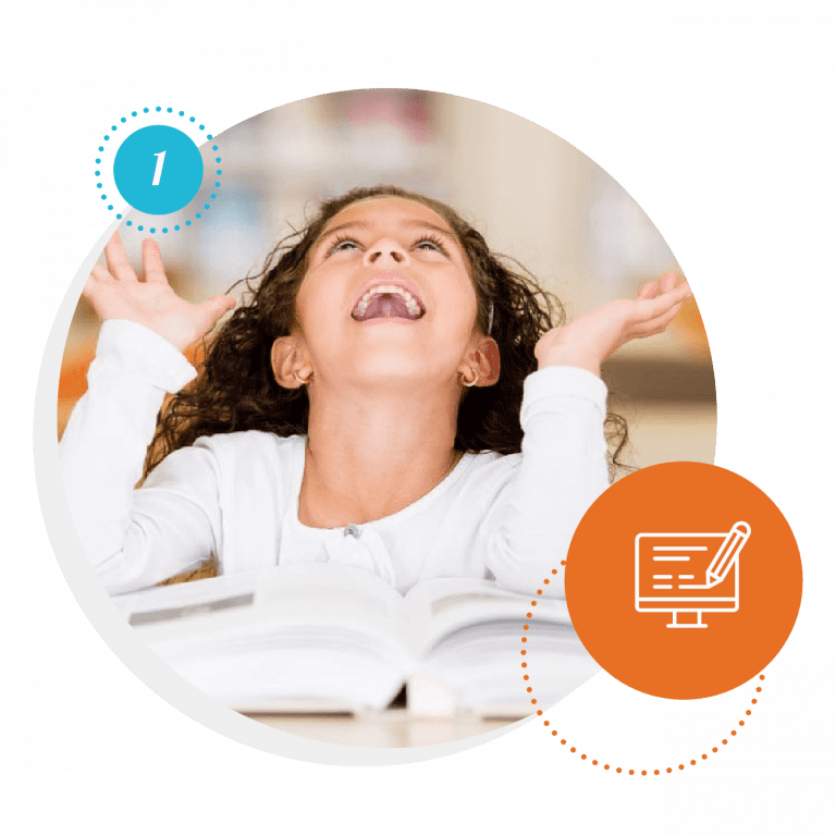 Fillette joyeuse levant les bras devant un livre ouvert