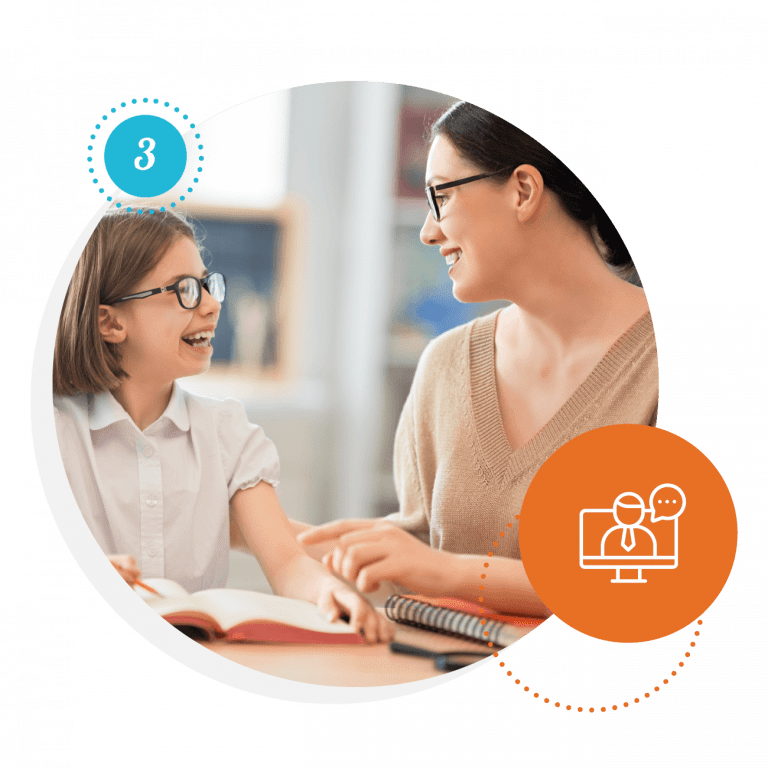 Élève souriante travaillant avec une tutrice dans un cadre scolaire