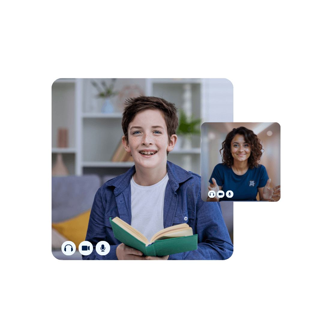 Enfant souriant tenant un livre et échangeant en visioconférence avec une tutrice SOSprof