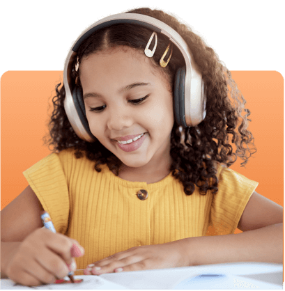 Fillette souriante avec casque audio doré écrivant dans un cahier sur fond orange