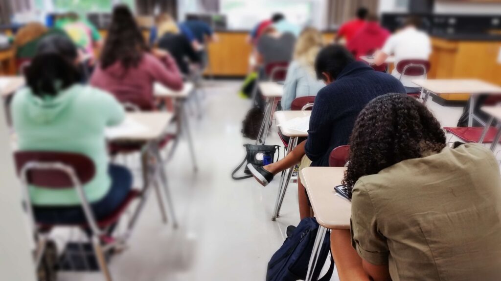 Élèves en salle de classe en train de passer un examen d’admission pour une école secondaire privée ou internationale au Québec.