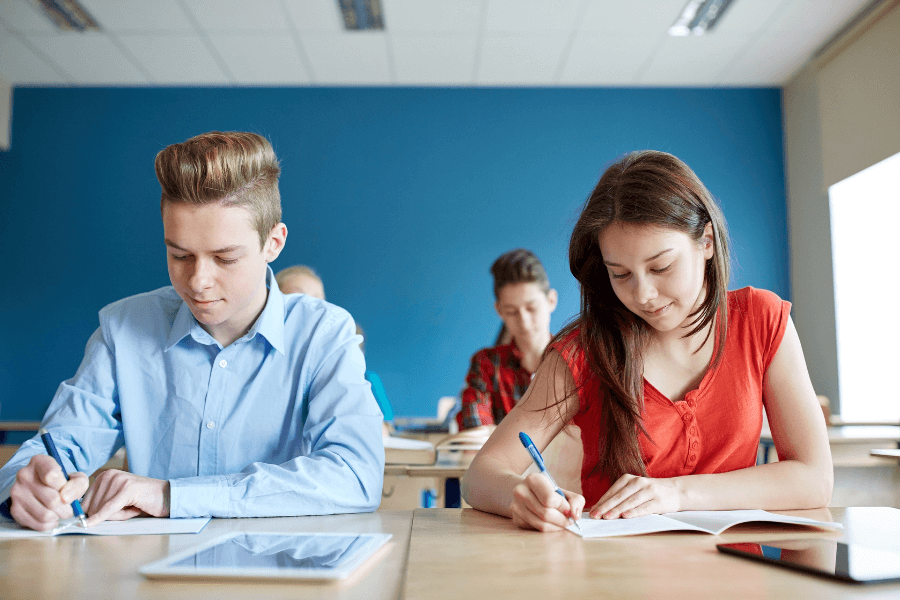 Élèves concentrés en salle de classe lors d’un examen, illustrant les critères d’admission dans les écoles secondaires privées du Québec.