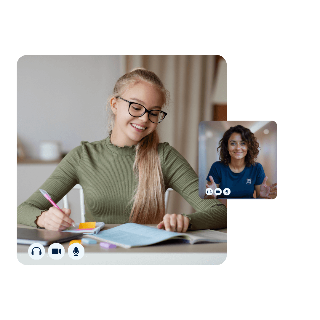 Élève souriante prenant des notes lors d’un cours en ligne, en visioconférence avec une tutrice SOSprof