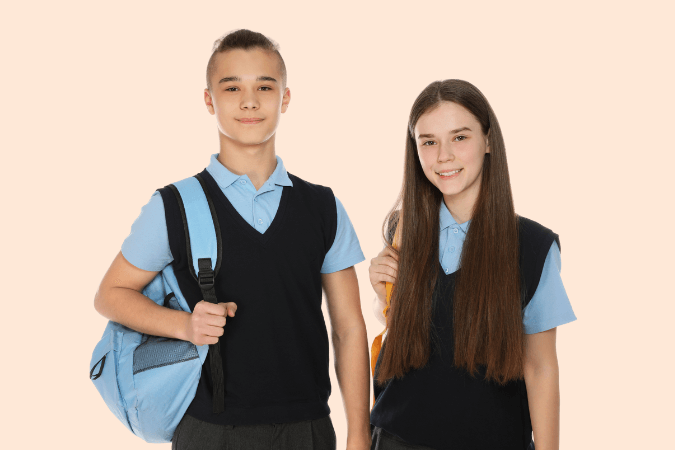 Deux étudiants en uniforme scolaire représentant les écoles secondaires privées du Québec, garçon et fille avec sacs à dos