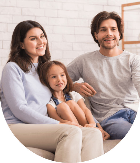 Famille souriante assise sur un canapé, parents heureux et enfant épanoui grâce au soutien scolaire personnalisé SOSprof