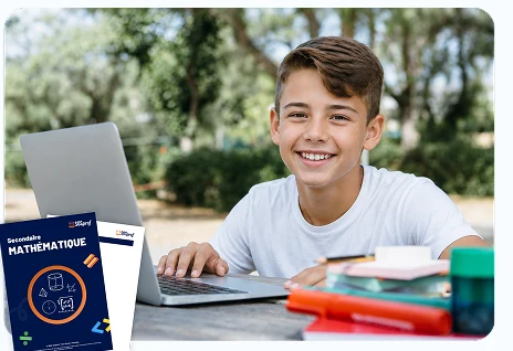 Élève du secondaire souriant devant son ordinateur pendant un cours d'été SOSprof